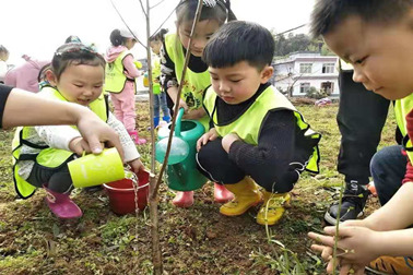 幼兒園黃桃基地植樹(shù)節(jié)活動(dòng)